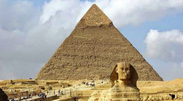 Pirâmide de Quéops - Planalto de Gizé — cerca de 12 quilómetros da cidade do Cairo https://europe.sitesme.com:2083/cpsess9641260206/viewer/home%2fc1rp8t3g%2fpununcio2/Viagens_Filosoficas_Evora_Anuncio2.jpg